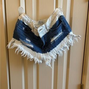 Cute shorty shorts with fringe and distressing